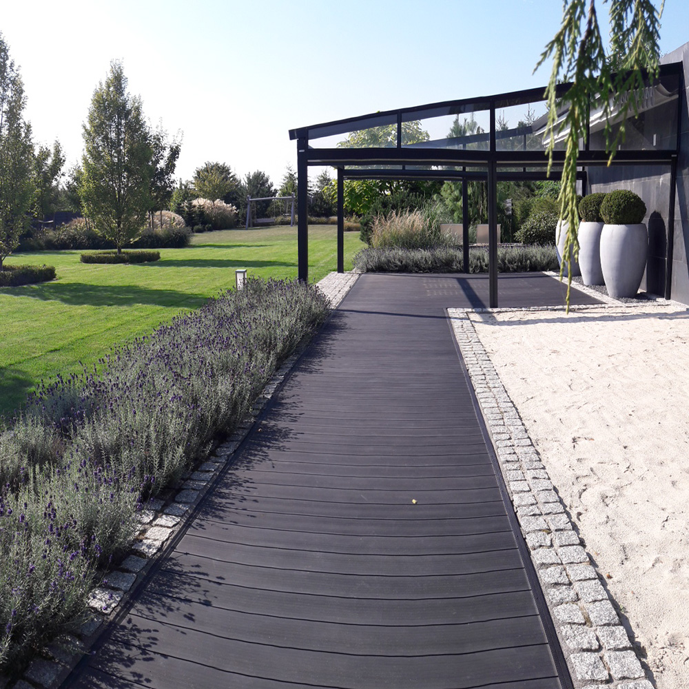 dom z zaprojektowanym i zrealizowanym ogrodem