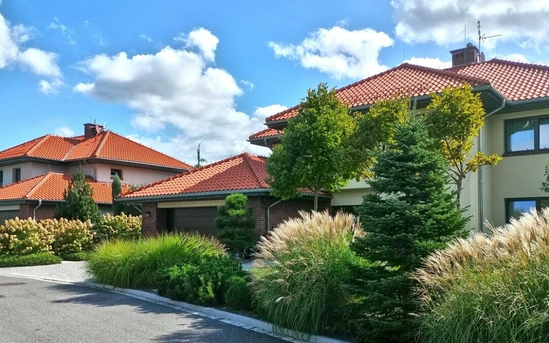 Ogród nad stawem i polem golfowym