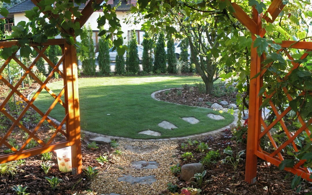 Ogród z drewnianą altaną